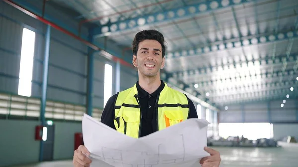 Glimlachend Gezicht Van Professionele Blanke Ingenieur Die Papierwerk Vasthoudt Kijkend — Stockfoto