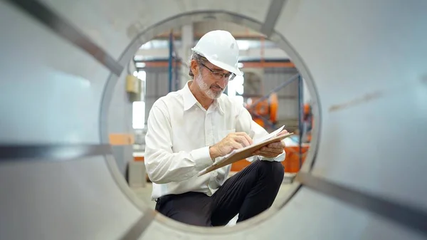 Engenheiro Gerente Líder Homem Vestindo Capacete Sentado Fábrica Fabricação Reverificar — Fotografia de Stock
