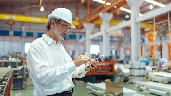 Engenheiro Gerente Líder Homem Vestindo Capacete Digitando Smartphone Área Trabalho — Fotografia de Stock