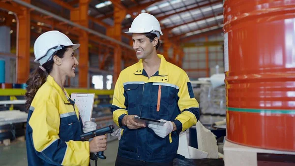 Glückliche Fabrikarbeiter Uniform Mit Barcode Scanner Und Tablet Für Die — Stockfoto