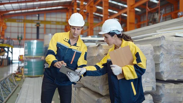 Dois Trabalhadores Industriais Homem Mulher Uniforme Usando Tablet Verificação Qualidade — Fotografia de Stock