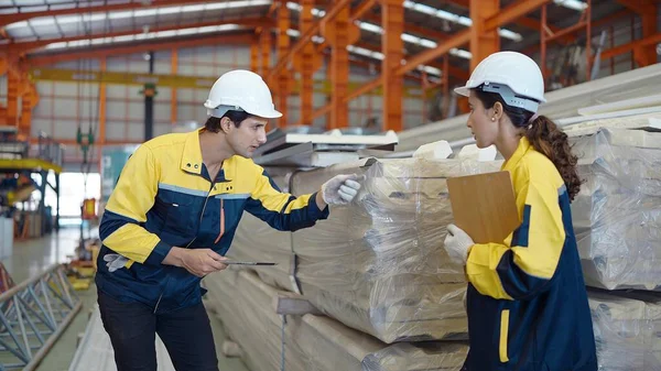 Dois Trabalhadores Industriais Tablet Retenção Uniforme Verificando Qualidade Telhado Chapa — Fotografia de Stock
