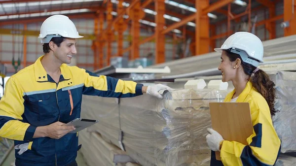 Dois Trabalhadores Industriais Tablet Retenção Uniforme Verificando Qualidade Telhado Chapa — Fotografia de Stock