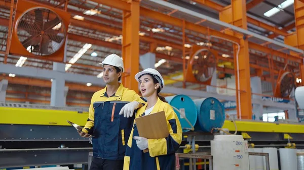 Dois Funcionários Fabricação Chapéus Duros Caminham Indústria Fábrica Fabricação Metal — Fotografia de Stock
