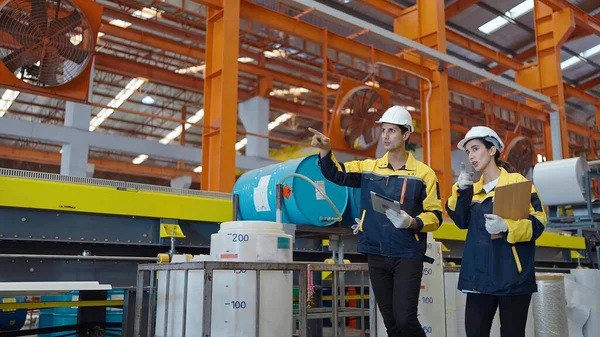 Dois Engenheiros Indústria Chapéus Duros Fábrica Fabricação Metal Aço Verificando — Fotografia de Stock