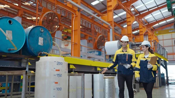 Två Tillverkningsanställda Hattformar Går Stålmetalltillverkningsindustrin — Stockfoto