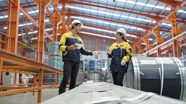 Engenheiros Industriais Masculinos Femininos Chapéus Duros Discutem Novo Projeto Falando — Fotografia de Stock