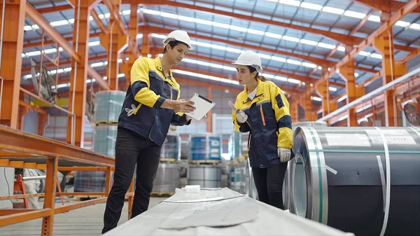 Dois Funcionários Fabricação Chapéus Duros Trabalhando Tablet Verificando Estoque Metal — Fotografia de Stock