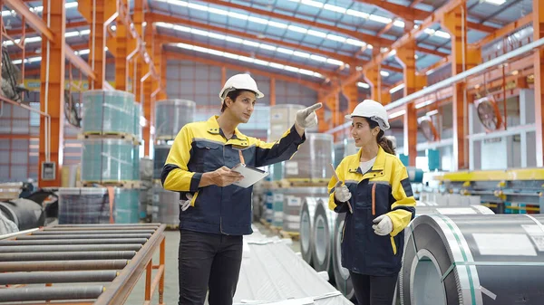 Engenheiros Industriais Masculinos Femininos Discutem Verificam Estoque Metal Aço Fábrica — Fotografia de Stock