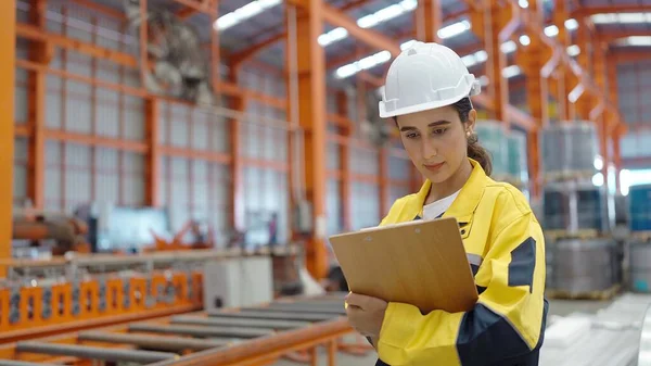 Endüstriyel Üretim Fabrikasında Elinde Pano Tutan Kadın Çalışanlar Çelik Metalin — Stok fotoğraf