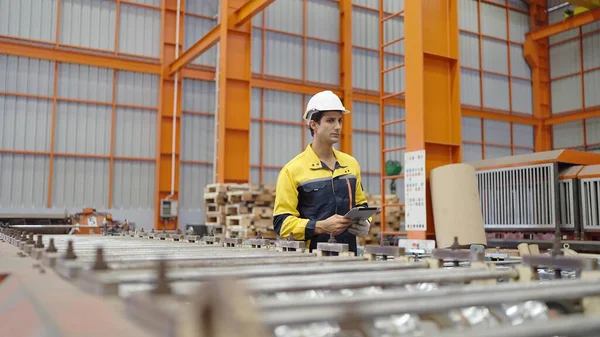 Junge Industriearbeiter Hispanische Latina Mann Uniform Und Helm Hält Tablet — Stockfoto