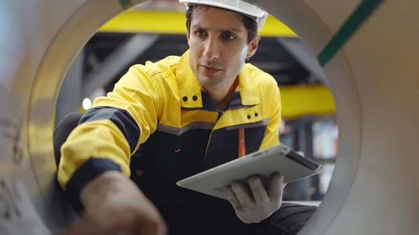 Pracownik Przemysłowy Latynoski Człowiek Mundurze Hełmie Trzymający Tablet Sprawdzający Jakość — Zdjęcie stockowe