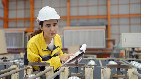 Jovem Trabalhador Indústria Hispânica Latina Mulheres Uniforme Capacete Segurando Prancheta — Fotografia de Stock