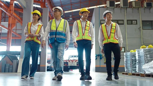 Grupp Asiatiska Lagerarbetare Säkerhetsuniform Diskuterar När Går Genom Industritillverkningsfabriken Fabrikslagrets — Stockfoto