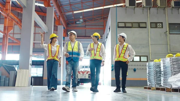 Grupp Asiatiska Lagerarbetare Säkerhetsuniform Diskuterar När Går Genom Industritillverkningsfabriken Fabrikslagrets — Stockfoto