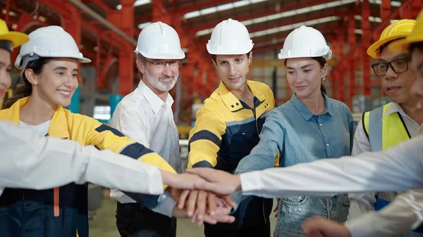 Equipe Trabalhadores Fábrica Colocando Sua Mão Empilhando Juntos Fábrica Indústria — Fotografia de Stock