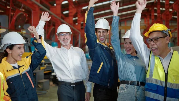 Lagerarbeiter Team Feiert Erfolg Lagerhalle Fabrik Heben Sie Ihre Hände — Stockfoto