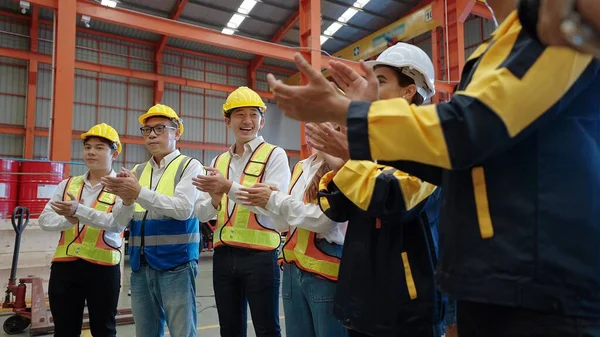 Ein Team Von Fabrikarbeitern Klatscht Die Hände Den Erfolg Der — Stockfoto