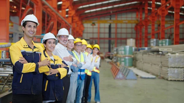 Grupos Trabalhadores Diversidade Fábrica Engenharia Com Braços Cruzados Olhar Confiante — Fotografia de Stock