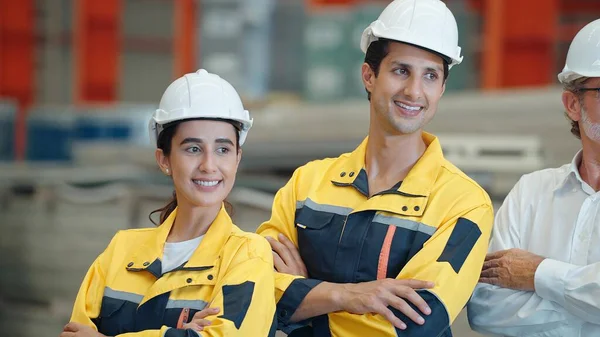 Nahaufnahme Von Zwei Professionellen Ingenieuren Mann Und Frau Uniform Stehen — Stockfoto