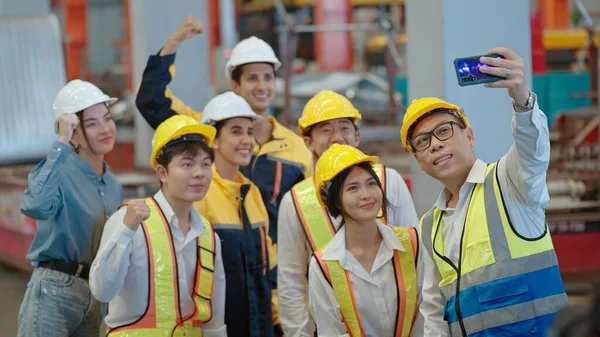 Grupos Diversidade Trabalhadores Fábrica Tirar Uma Selfie Feliz Alegre Fábrica — Fotografia de Stock