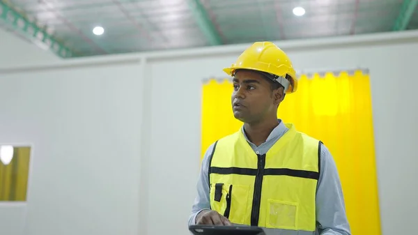 Smart Indisk Man Industriarbetare Bär Skyddshjälm Kontrollera Arbetsprocessen Surfplatta Fabriken — Stockfoto