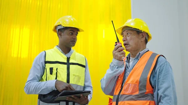 Dua Pekerja Gudang Pabrik Profesional Memegang Tablet Dan Komunikasi Radio — Stok Foto