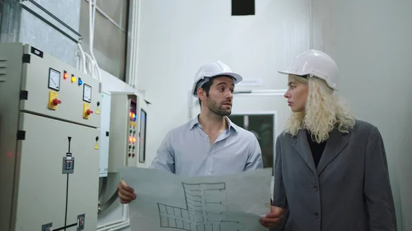 Zwei Industrieingenieure Bauhelmen Suchen Projektskizzen Während Sie Der Lagerhalle Laufen — Stockfoto