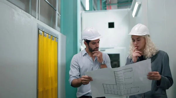 Engineer Man Showing Project Blueprints Woman Factory Manager Explaining Plan — Stock Photo, Image