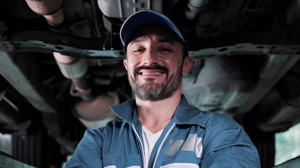 Uśmiechnięta Twarz Białego Człowieka Mechanika Samochodowego Stojącego Przed Kamerą Autokarze — Zdjęcie stockowe