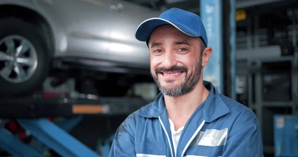 Lächelndes Gesicht Des Kaukasischen Mannes Automechaniker Steht Und Schaut Die — Stockfoto
