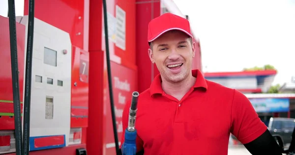 加油站服务中穿着工作服 头戴燃油泵喷嘴的员工肖像 — 图库照片