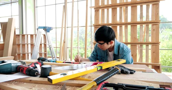 Homem Carpinteiro Trabalhando Artesanato Madeira Para Produzir Material Construção Móveis — Fotografia de Stock