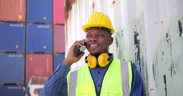 Lojistik Kargo Konteynırlarında Cep Telefonundan Konuşan Siyah Afrikalı Işçi Kaskı — Stok fotoğraf
