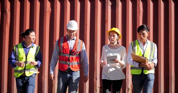 Grupp Ingenjörer Team Bär Säkerhet Hjälm Prata Och Logistik Container — Stockfoto