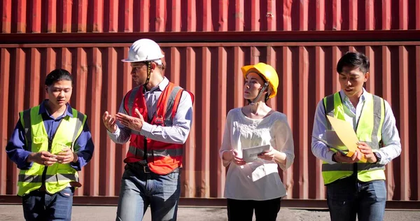 Grupo Trabalhadores Engenharia Equipe Vestindo Capacete Duro Segurança Falando Andando — Fotografia de Stock