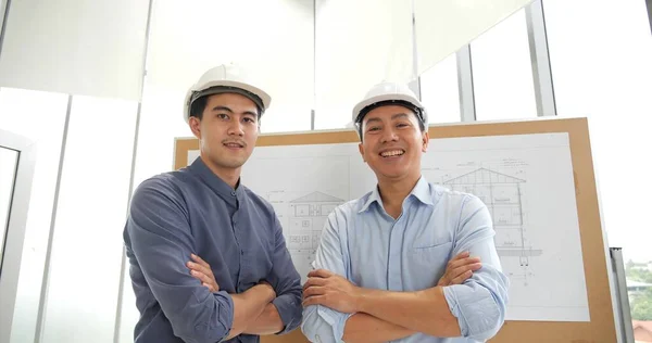 Dois Arquitetos Asiáticos Profissionais Com Braços Cruzados Sorrindo Olhando Para — Fotografia de Stock