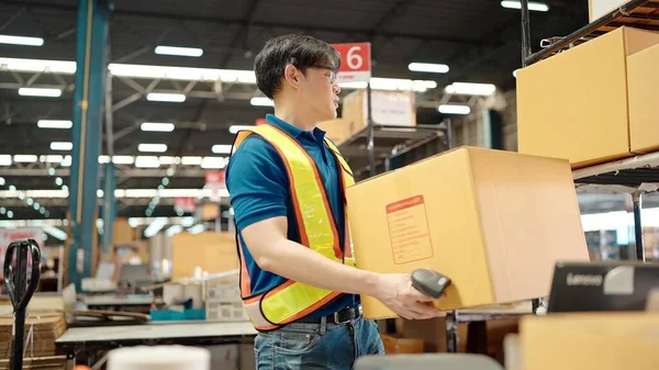 Warehouse Worker Using Code Reader Scanning Parcels System While Working — Stock Photo, Image