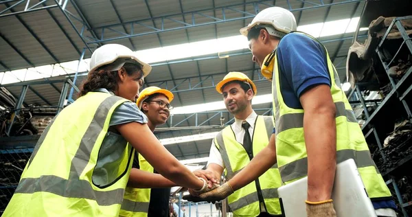 Grupo Trabalhadores Engenharia Diversidade Técnica Com Mãos Juntas Feliz Comemorar — Fotografia de Stock
