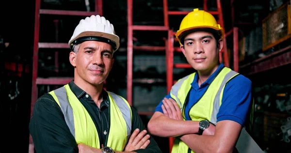 Portrait Von Zwei Industriellen Kaukasischen Und Asiatischen Mann Arbeiter Team — Stockfoto