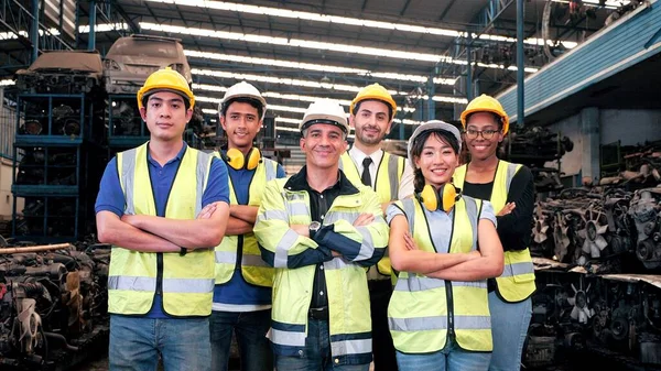 Retrato Grupo Equipe Trabalhadores Industriais Multiétnicos Consistem Técnicos Engenheiros Mecânico — Fotografia de Stock