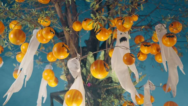 Halloween Kürbisse Und Weiße Geisterpuppen Hängen Der Halloween Nacht Bäumen — Stockfoto