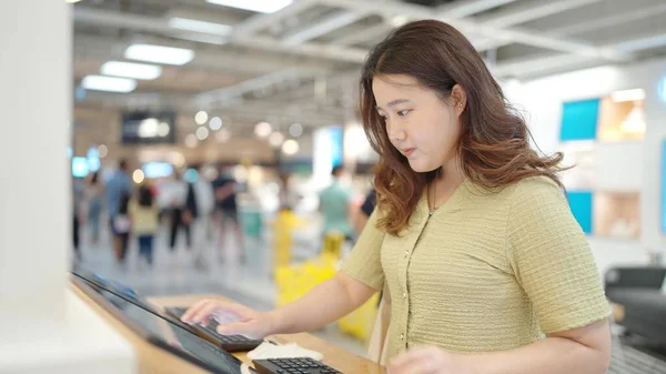Mulher Asiática Usando Computador Placa Boletim Eletrônico Com Ponto Acesso — Fotografia de Stock