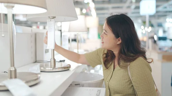 Feliz Asiático Las Mujeres Comprar Lámpara Probarlo Fuera Muebles Tienda —  Fotos de Stock