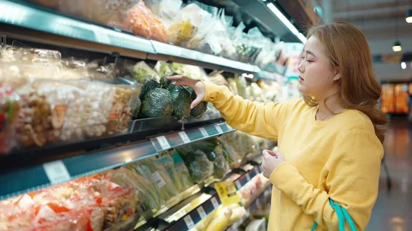 Jonge Aziatische Vrouw Plukken Broccoli Plantaardige Plat Supermarkt — Stockfoto