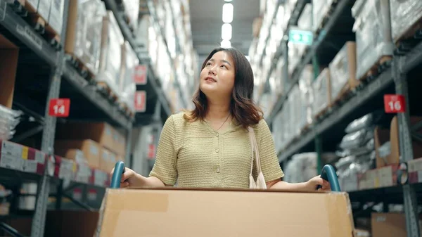 Mulher Asiática Compras Prateleiras Grande Armazém Loja Varejo Rack Loja — Fotografia de Stock