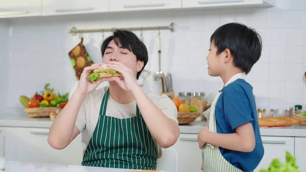 Aziatisch Schattig Jongetje Schort Koken Sandwich Aan Vader Eten Ochtend — Stockfoto