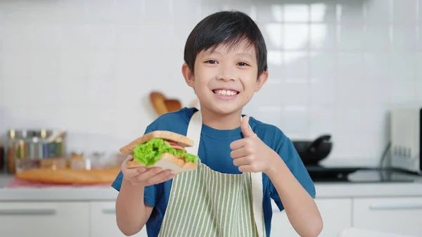 Asiatisk Söt Liten Pojke Förkläde Matlagning Och Hålla Smörgås Vid — Stockfoto