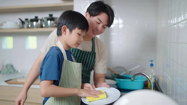 Padre Asiatico Che Insegna Figlio Lavare Piatti Cucina Casa Concetto — Foto Stock
