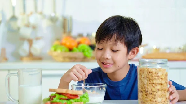 Kleine Jongen Zit Aan Tafel Tijdens Het Ontbijt Thuis Keuken — Stockfoto
